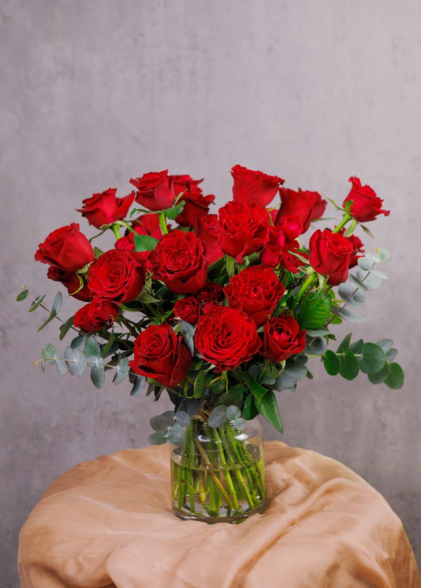 100% Roses in Vase (Red)