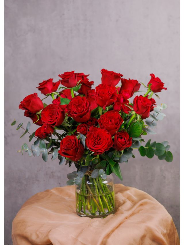 100% Roses in Vase (Red)